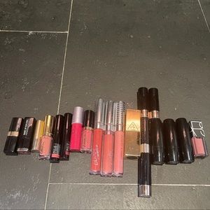 Mixed lipstick/lipgloss bundle